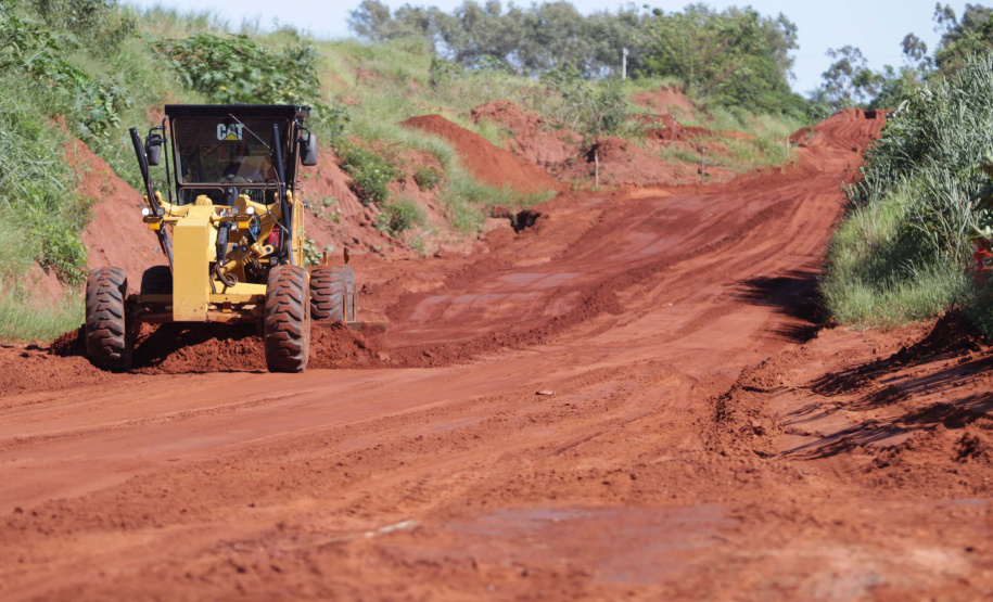 Nesta sexta-feira (5), o governador Carlos Massa Ratinho Junior e o diretor-geral de Itaipu, Joaquim Silva e Luna, estiveram no distrito de Santa Eliza, em Umuarama (Noroeste), para o lançamento da pedra fundamental da obra de revitalização da Estrada da Boiadeira.