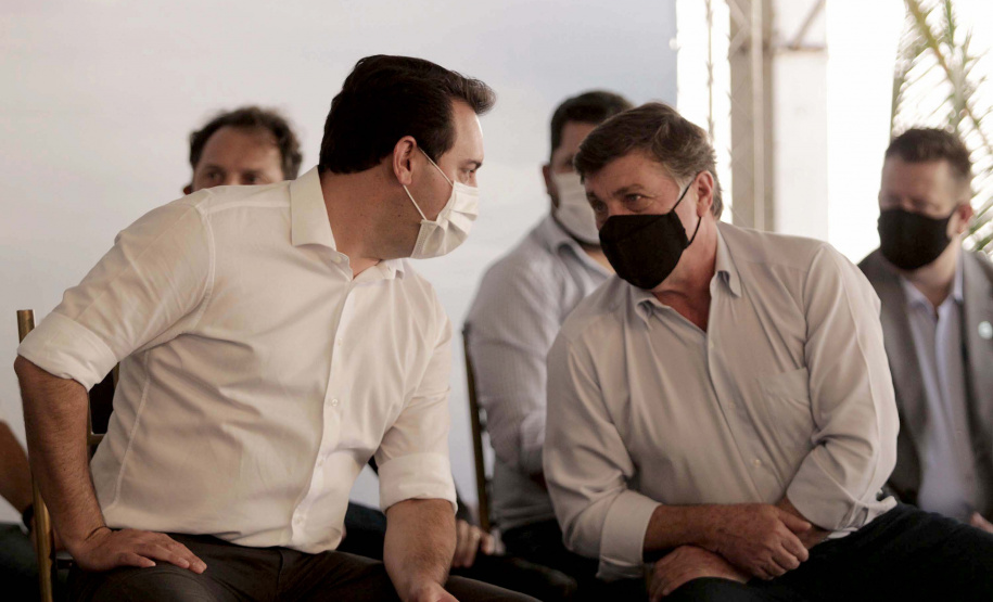 Nesta sexta-feira (5), o governador Carlos Massa Ratinho Junior e o diretor-geral de Itaipu, Joaquim Silva e Luna, estiveram no distrito de Santa Eliza, em Umuarama (Noroeste), para o lançamento da pedra fundamental da obra de revitalização da Estrada da Boiadeira.