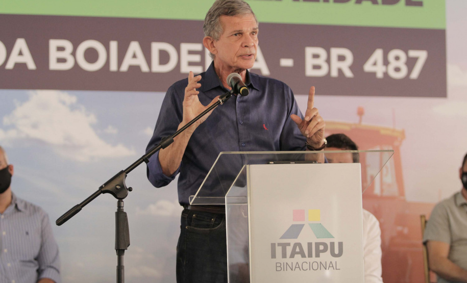 Nesta sexta-feira (5), o governador Carlos Massa Ratinho Junior e o diretor-geral de Itaipu, Joaquim Silva e Luna, estiveram no distrito de Santa Eliza, em Umuarama (Noroeste), para o lançamento da pedra fundamental da obra de revitalização da Estrada da Boiadeira.
