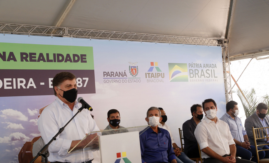 Nesta sexta-feira (5), o governador Carlos Massa Ratinho Junior e o diretor-geral de Itaipu, Joaquim Silva e Luna, estiveram no distrito de Santa Eliza, em Umuarama (Noroeste), para o lançamento da pedra fundamental da obra de revitalização da Estrada da Boiadeira. Foto: Gilson Abreu/AEN