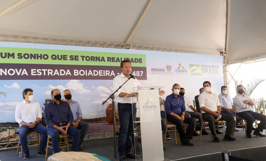 Nesta sexta-feira (5), o governador Carlos Massa Ratinho Junior e o diretor-geral de Itaipu, Joaquim Silva e Luna, estiveram no distrito de Santa Eliza, em Umuarama (Noroeste), para o lançamento da pedra fundamental da obra de revitalização da Estrada da Boiadeira. Foto: Gilson Abreu/AEN