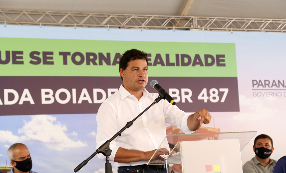 Nesta sexta-feira (5), o governador Carlos Massa Ratinho Junior e o diretor-geral de Itaipu, Joaquim Silva e Luna, estiveram no distrito de Santa Eliza, em Umuarama (Noroeste), para o lançamento da pedra fundamental da obra de revitalização da Estrada da Boiadeira. Foto: Gilson Abreu/AEN