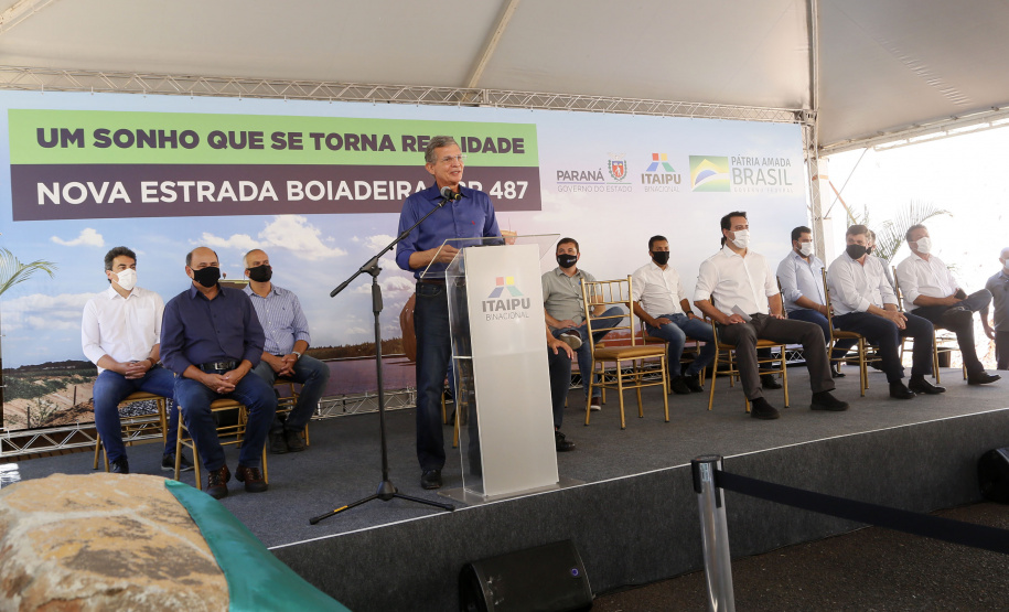 Nesta sexta-feira (5), o governador Carlos Massa Ratinho Junior e o diretor-geral de Itaipu, Joaquim Silva e Luna, estiveram no distrito de Santa Eliza, em Umuarama (Noroeste), para o lançamento da pedra fundamental da obra de revitalização da Estrada da Boiadeira. Foto: Gilson Abreu/AEN