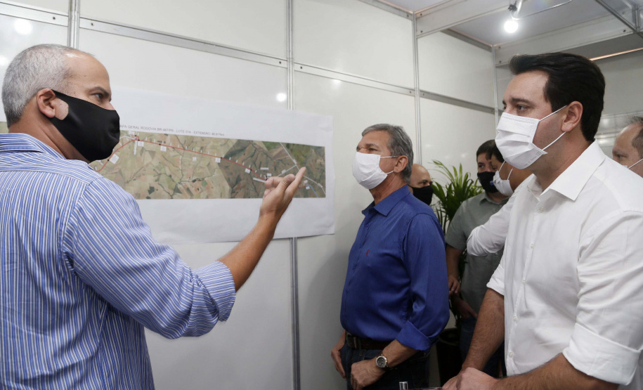 Nesta sexta-feira (5), o governador Carlos Massa Ratinho Junior e o diretor-geral de Itaipu, Joaquim Silva e Luna, estiveram no distrito de Santa Eliza, em Umuarama (Noroeste), para o lançamento da pedra fundamental da obra de revitalização da Estrada da Boiadeira. Foto: Gilson Abreu/AEN