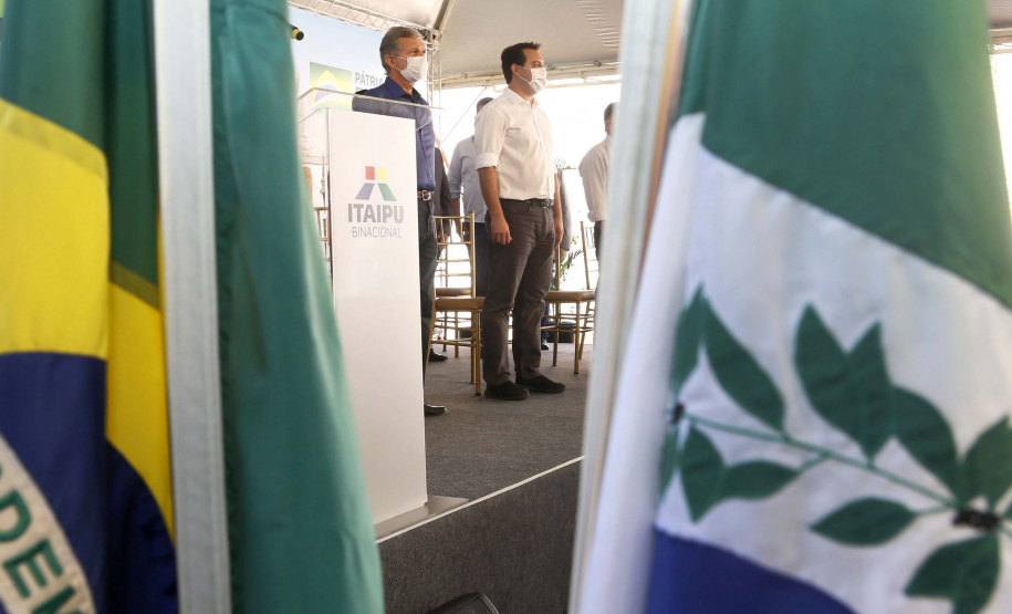 Nesta sexta-feira (5), o governador Carlos Massa Ratinho Junior e o diretor-geral de Itaipu, Joaquim Silva e Luna, estiveram no distrito de Santa Eliza, em Umuarama (Noroeste), para o lançamento da pedra fundamental da obra de revitalização da Estrada da Boiadeira. Foto: Gilson Abreu/AEN