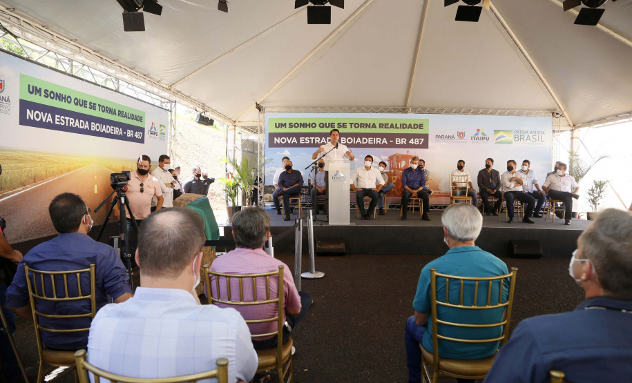 Nesta sexta-feira (5), o governador Carlos Massa Ratinho Junior e o diretor-geral de Itaipu, Joaquim Silva e Luna, estiveram no distrito de Santa Eliza, em Umuarama (Noroeste), para o lançamento da pedra fundamental da obra de revitalização da Estrada da Boiadeira. Foto: Gilson Abreu/AEN