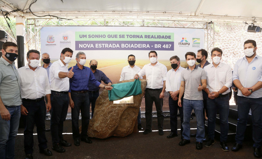 Nesta sexta-feira (5), o governador Carlos Massa Ratinho Junior e o diretor-geral de Itaipu, Joaquim Silva e Luna, estiveram no distrito de Santa Eliza, em Umuarama (Noroeste), para o lançamento da pedra fundamental da obra de revitalização da Estrada da Boiadeira. Foto: Gilson Abreu/AEN