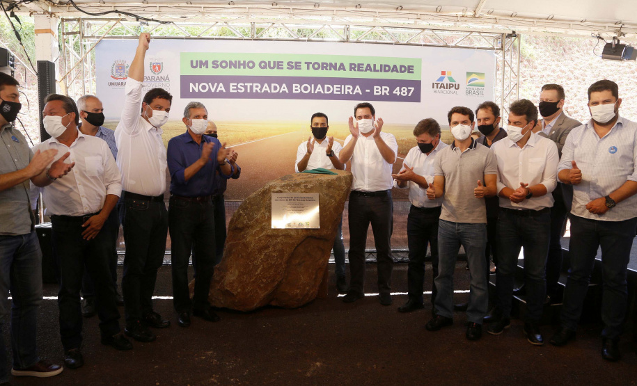 Nesta sexta-feira (5), o governador Carlos Massa Ratinho Junior e o diretor-geral de Itaipu, Joaquim Silva e Luna, estiveram no distrito de Santa Eliza, em Umuarama (Noroeste), para o lançamento da pedra fundamental da obra de revitalização da Estrada da Boiadeira. Foto: Gilson Abreu/AEN