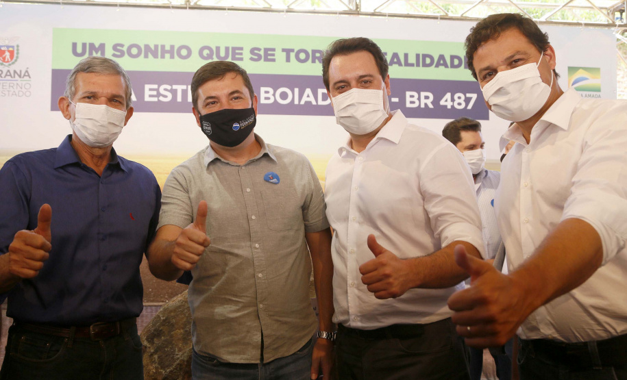 Nesta sexta-feira (5), o governador Carlos Massa Ratinho Junior e o diretor-geral de Itaipu, Joaquim Silva e Luna, estiveram no distrito de Santa Eliza, em Umuarama (Noroeste), para o lançamento da pedra fundamental da obra de revitalização da Estrada da Boiadeira. Foto: Gilson Abreu/AEN