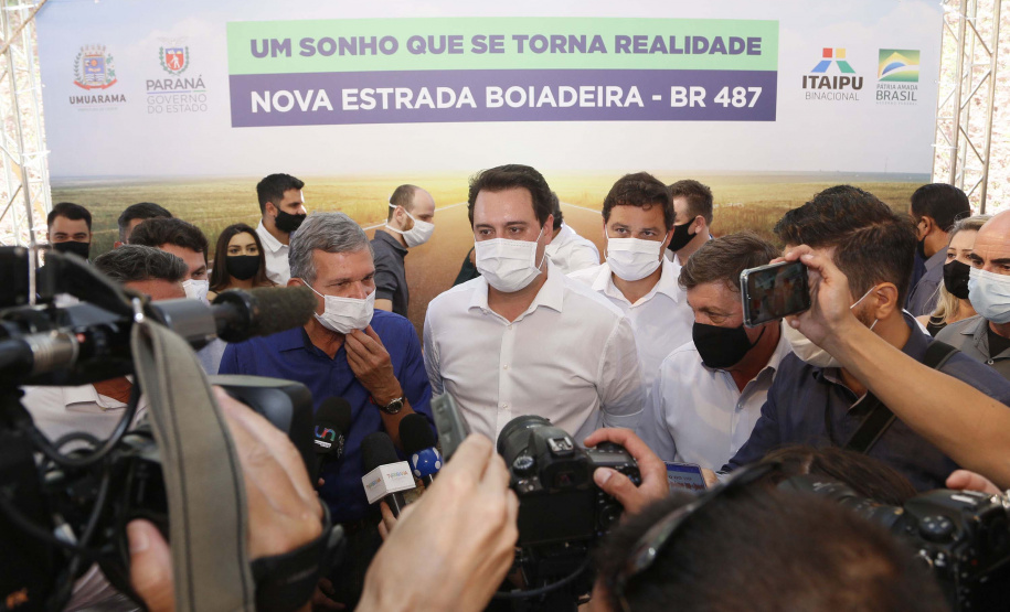 Nesta sexta-feira (5), o governador Carlos Massa Ratinho Junior e o diretor-geral de Itaipu, Joaquim Silva e Luna, estiveram no distrito de Santa Eliza, em Umuarama (Noroeste), para o lançamento da pedra fundamental da obra de revitalização da Estrada da Boiadeira. Foto: Gilson Abreu/AEN