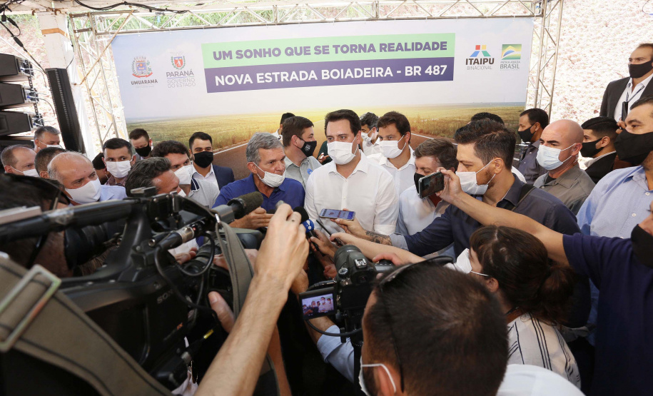 Nesta sexta-feira (5), o governador Carlos Massa Ratinho Junior e o diretor-geral de Itaipu, Joaquim Silva e Luna, estiveram no distrito de Santa Eliza, em Umuarama (Noroeste), para o lançamento da pedra fundamental da obra de revitalização da Estrada da Boiadeira. Foto: Gilson Abreu/AEN