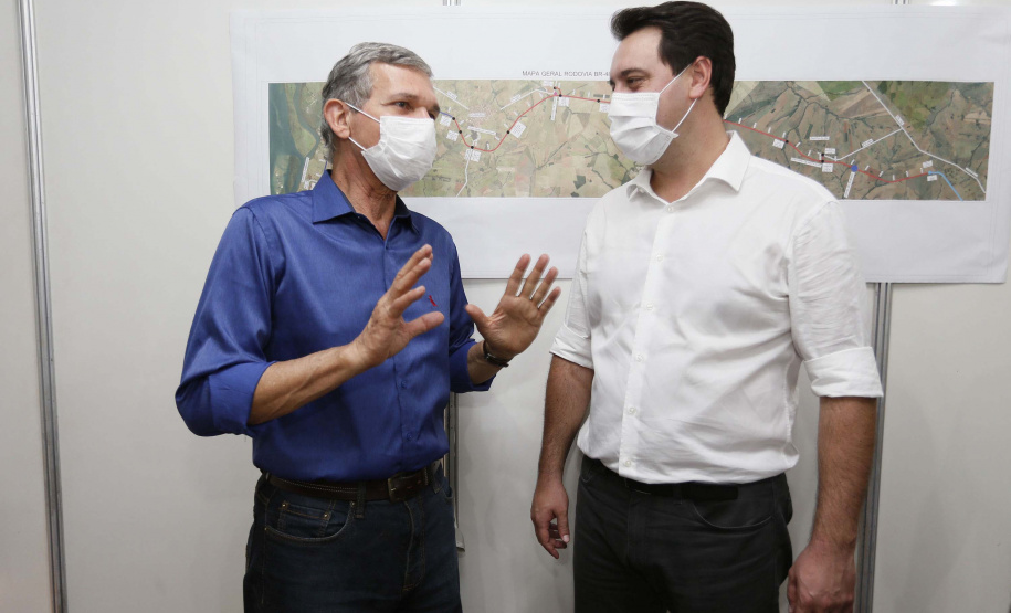 Nesta sexta-feira (5), o governador Carlos Massa Ratinho Junior e o diretor-geral de Itaipu, Joaquim Silva e Luna, estiveram no distrito de Santa Eliza, em Umuarama (Noroeste), para o lançamento da pedra fundamental da obra de revitalização da Estrada da Boiadeira. Foto: Gilson Abreu/AEN