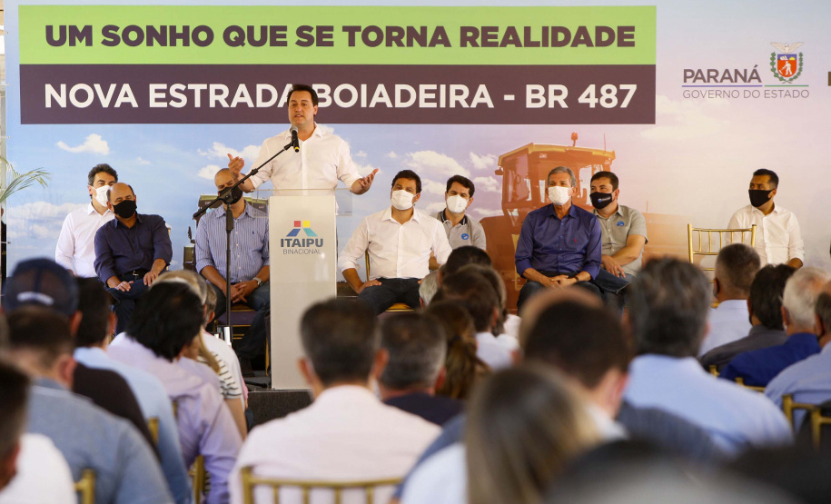 Nesta sexta-feira (5), o governador Carlos Massa Ratinho Junior e o diretor-geral de Itaipu, Joaquim Silva e Luna, estiveram no distrito de Santa Eliza, em Umuarama (Noroeste), para o lançamento da pedra fundamental da obra de revitalização da Estrada da Boiadeira.
Foto: Gilson Abreu/AEN