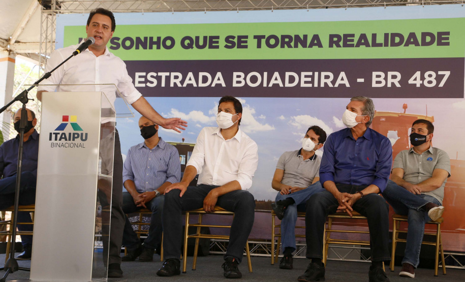 Nesta sexta-feira (5), o governador Carlos Massa Ratinho Junior e o diretor-geral de Itaipu, Joaquim Silva e Luna, estiveram no distrito de Santa Eliza, em Umuarama (Noroeste), para o lançamento da pedra fundamental da obra de revitalização da Estrada da Boiadeira.
Foto: Gilson Abreu/AEN