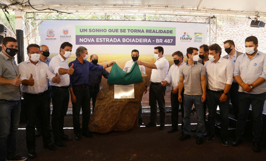 Nesta sexta-feira (5), o governador Carlos Massa Ratinho Junior e o diretor-geral de Itaipu, Joaquim Silva e Luna, estiveram no distrito de Santa Eliza, em Umuarama (Noroeste), para o lançamento da pedra fundamental da obra de revitalização da Estrada da Boiadeira.
Foto: Gilson Abreu/AEN