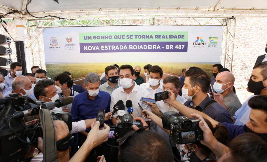 Nesta sexta-feira (5), o governador Carlos Massa Ratinho Junior e o diretor-geral de Itaipu, Joaquim Silva e Luna, estiveram no distrito de Santa Eliza, em Umuarama (Noroeste), para o lançamento da pedra fundamental da obra de revitalização da Estrada da Boiadeira.
Foto: Gilson Abreu/AEN