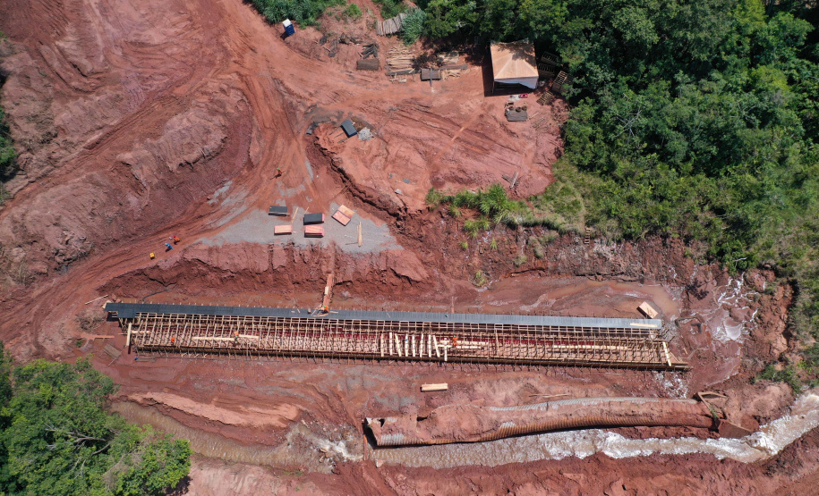 Nesta sexta-feira (5), o governador Carlos Massa Ratinho Junior e o diretor-geral de Itaipu, Joaquim Silva e Luna, estiveram no distrito de Santa Eliza, em Umuarama (Noroeste), para o lançamento da pedra fundamental da obra de revitalização da Estrada da Boiadeira.