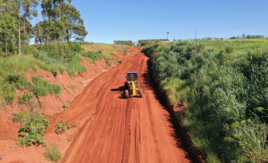 Nesta sexta-feira (5), o governador Carlos Massa Ratinho Junior e o diretor-geral de Itaipu, Joaquim Silva e Luna, estiveram no distrito de Santa Eliza, em Umuarama (Noroeste), para o lançamento da pedra fundamental da obra de revitalização da Estrada da Boiadeira.