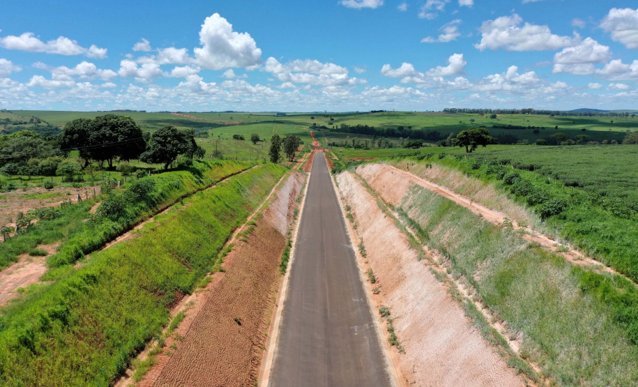 Nesta sexta-feira (5), o governador Carlos Massa Ratinho Junior e o diretor-geral de Itaipu, Joaquim Silva e Luna, estiveram no distrito de Santa Eliza, em Umuarama (Noroeste), para o lançamento da pedra fundamental da obra de revitalização da Estrada da Boiadeira.