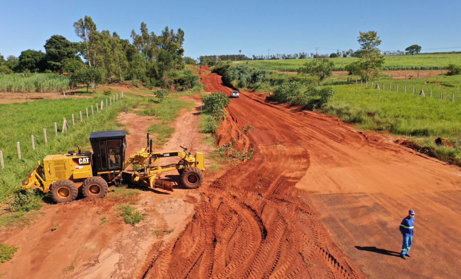 Nesta sexta-feira (5), o governador Carlos Massa Ratinho Junior e o diretor-geral de Itaipu, Joaquim Silva e Luna, estiveram no distrito de Santa Eliza, em Umuarama (Noroeste), para o lançamento da pedra fundamental da obra de revitalização da Estrada da Boiadeira.