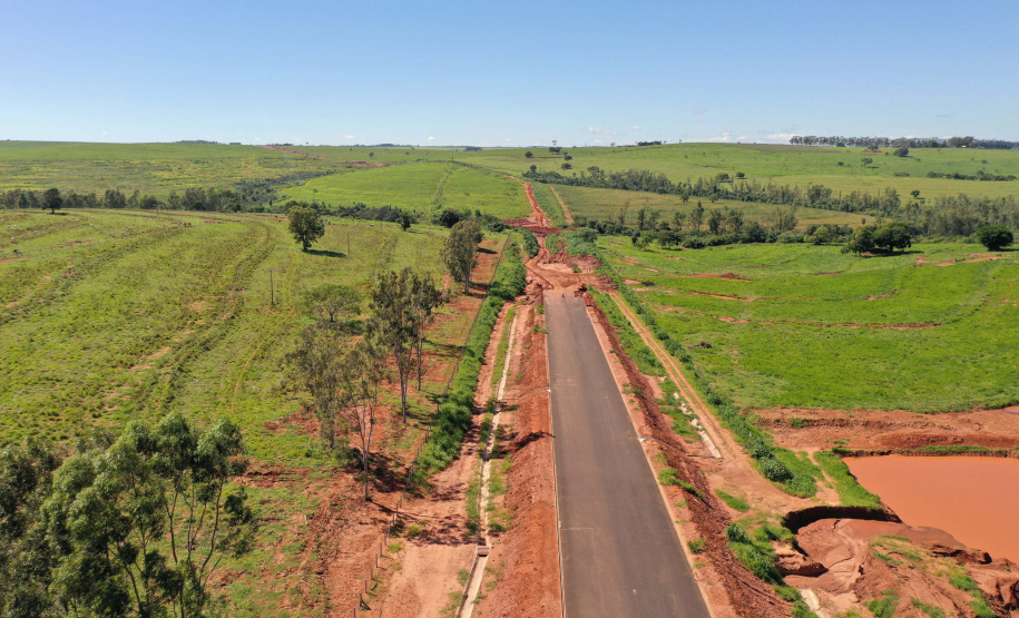 Nesta sexta-feira (5), o governador Carlos Massa Ratinho Junior e o diretor-geral de Itaipu, Joaquim Silva e Luna, estiveram no distrito de Santa Eliza, em Umuarama (Noroeste), para o lançamento da pedra fundamental da obra de revitalização da Estrada da Boiadeira.