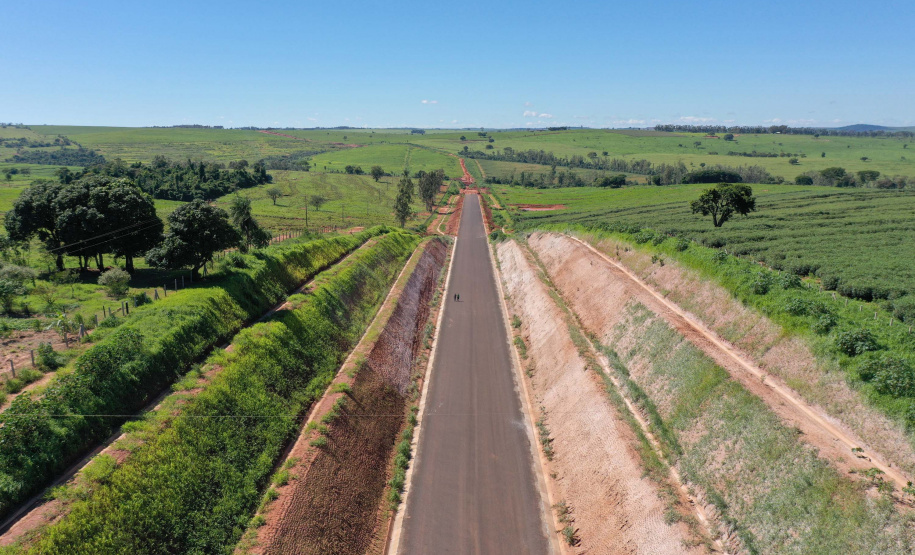 Nesta sexta-feira (5), o governador Carlos Massa Ratinho Junior e o diretor-geral de Itaipu, Joaquim Silva e Luna, estiveram no distrito de Santa Eliza, em Umuarama (Noroeste), para o lançamento da pedra fundamental da obra de revitalização da Estrada da Boiadeira.