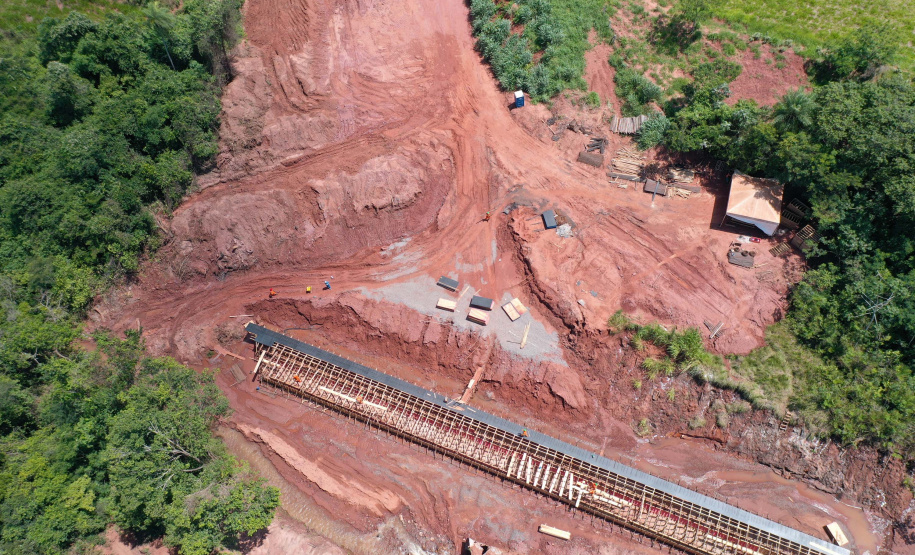 Nesta sexta-feira (5), o governador Carlos Massa Ratinho Junior e o diretor-geral de Itaipu, Joaquim Silva e Luna, estiveram no distrito de Santa Eliza, em Umuarama (Noroeste), para o lançamento da pedra fundamental da obra de revitalização da Estrada da Boiadeira.