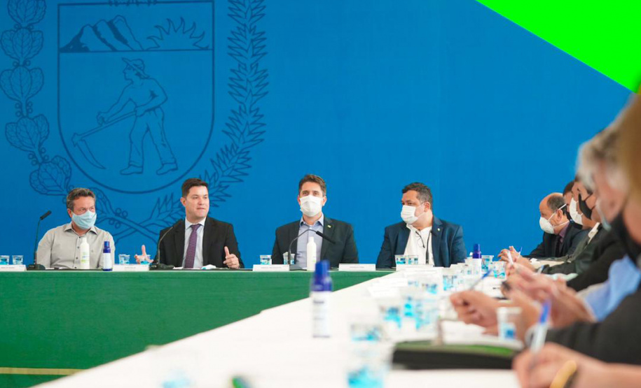 Obras e programas de apoio às cidades estiveram entre os principais assuntos da reunião de prefeitos da Associação dos Municípios do Médio Noroeste do Estado do Paraná (Amenorte) e deputados estaduais com representantes do Governo Estadual, nesta segunda-feira (08). A reunião foi com o chefe da Casa Civil, Guto Silva, e a equipe, com a participação do secretário de Desenvolvimento Sustentável e Turismo, Marcio Nunes.Foto: Guilherme Flores