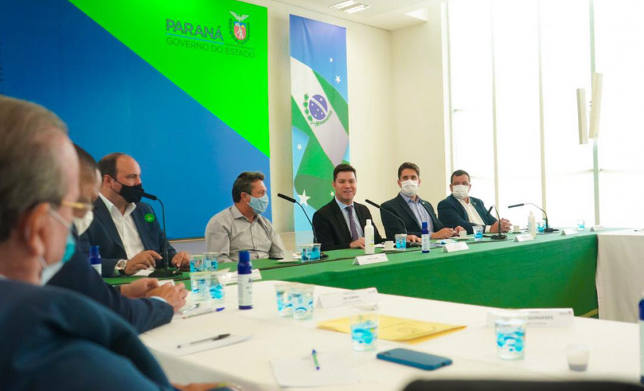 Obras e programas de apoio às cidades estiveram entre os principais assuntos da reunião de prefeitos da Associação dos Municípios do Médio Noroeste do Estado do Paraná (Amenorte) e deputados estaduais com representantes do Governo Estadual, nesta segunda-feira (08). A reunião foi com o chefe da Casa Civil, Guto Silva, e a equipe, com a participação do secretário de Desenvolvimento Sustentável e Turismo, Marcio Nunes.Foto: Guilherme Flores