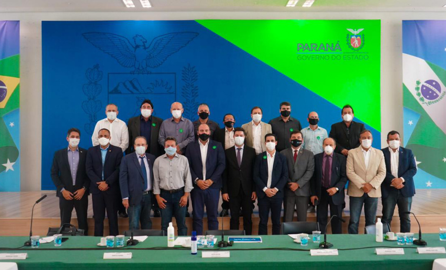 Obras e programas de apoio às cidades estiveram entre os principais assuntos da reunião de prefeitos da Associação dos Municípios do Médio Noroeste do Estado do Paraná (Amenorte) e deputados estaduais com representantes do Governo Estadual, nesta segunda-feira (08). A reunião foi com o chefe da Casa Civil, Guto Silva, e a equipe, com a participação do secretário de Desenvolvimento Sustentável e Turismo, Marcio Nunes.Foto: Guilherme Flores