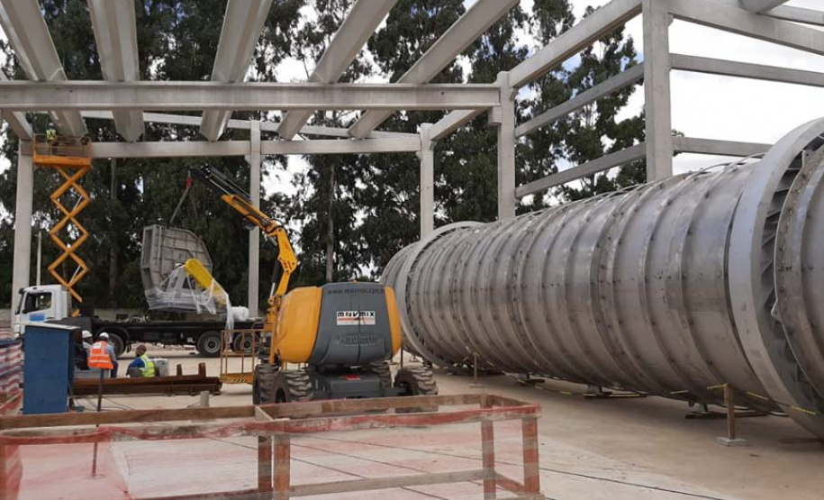 A Companhia de Saneamento do Paraná (Sanepar) está implantando um novo sistema de secagem do lodo gerado na estação de tratamento de esgoto (ETE) Atuba Sul, em Curitiba, que utiliza biogás e biomassa como fonte de energia.  Além de ser mais econômico, o novo processo traz benefícios ambientais. - Foto: Divulgação Sanepar