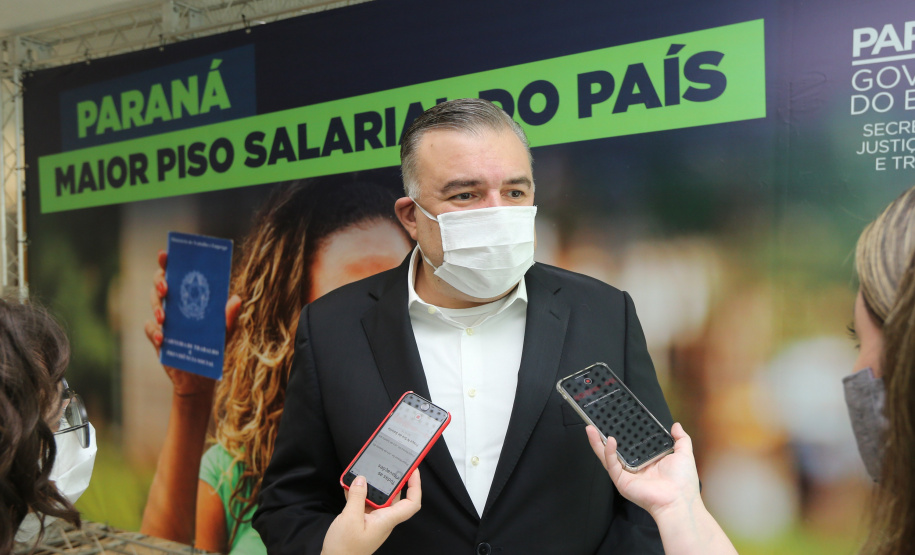 Minimo Regional O governador Carlos Massa Ratinho Junior assina nesta terca-feira (9), o reajuste do salário mínimo regional acompanhado do vice-governador Darci Piana, do secretario da Justiça, Família e Trabalho (Sejuf), Ney Leprevost e do chefe da Casa Civil, Guto Silva. Curitiba, 09/02/2021. Foto: Geraldo Bubniak/AEN