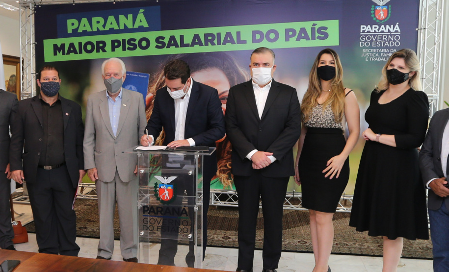 Minimo Regional O governador Carlos Massa Ratinho Junior assina nesta terca-feira (9), o reajuste do salário mínimo regional acompanhado do vice-governador Darci Piana, do secretario da Justiça, Família e Trabalho (Sejuf), Ney Leprevost e do chefe da Casa Civil, Guto Silva. Curitiba, 09/02/2021. Foto: Geraldo Bubniak/AEN