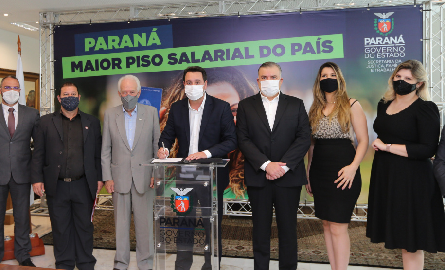 Minimo Regional O governador Carlos Massa Ratinho Junior assina nesta terca-feira (9), o reajuste do salário mínimo regional acompanhado do vice-governador Darci Piana, do secretario da Justiça, Família e Trabalho (Sejuf), Ney Leprevost e do chefe da Casa Civil, Guto Silva. Curitiba, 09/02/2021. Foto: Geraldo Bubniak/AEN