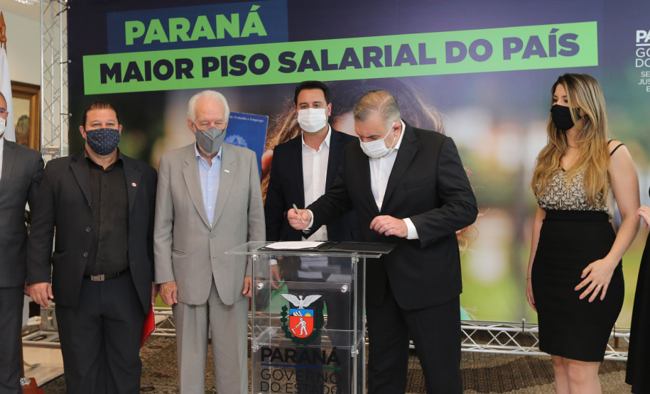 Minimo Regional O governador Carlos Massa Ratinho Junior assina nesta terca-feira (9), o reajuste do salário mínimo regional acompanhado do vice-governador Darci Piana, do secretario da Justiça, Família e Trabalho (Sejuf), Ney Leprevost e do chefe da Casa Civil, Guto Silva. Curitiba, 09/02/2021. Foto: Geraldo Bubniak/AEN