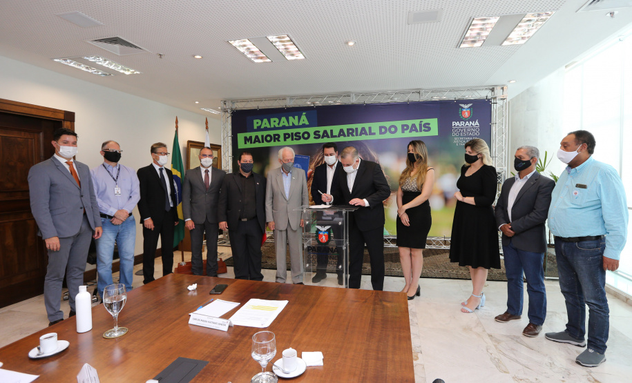 Minimo Regional O governador Carlos Massa Ratinho Junior assina nesta terca-feira (9), o reajuste do salário mínimo regional acompanhado do vice-governador Darci Piana, do secretario da Justiça, Família e Trabalho (Sejuf), Ney Leprevost e do chefe da Casa Civil, Guto Silva. Curitiba, 09/02/2021. Foto: Geraldo Bubniak/AEN