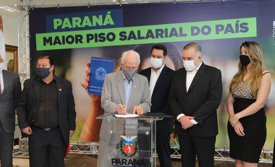 Minimo Regional O governador Carlos Massa Ratinho Junior assina nesta terca-feira (9), o reajuste do salário mínimo regional acompanhado do vice-governador Darci Piana, do secretario da Justiça, Família e Trabalho (Sejuf), Ney Leprevost e do chefe da Casa Civil, Guto Silva. Curitiba, 09/02/2021. Foto: Geraldo Bubniak/AEN