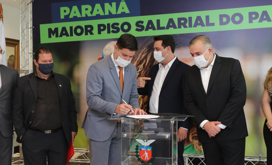 Minimo Regional O governador Carlos Massa Ratinho Junior assina nesta terca-feira (9), o reajuste do salário mínimo regional acompanhado do vice-governador Darci Piana, do secretario da Justiça, Família e Trabalho (Sejuf), Ney Leprevost e do chefe da Casa Civil, Guto Silva. Curitiba, 09/02/2021. Foto: Geraldo Bubniak/AEN