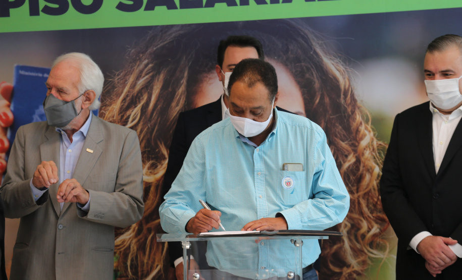Minimo Regional O governador Carlos Massa Ratinho Junior assina nesta terca-feira (9), o reajuste do salário mínimo regional acompanhado do vice-governador Darci Piana, do secretario da Justiça, Família e Trabalho (Sejuf), Ney Leprevost e do chefe da Casa Civil, Guto Silva. Curitiba, 09/02/2021. Foto: Geraldo Bubniak/AEN