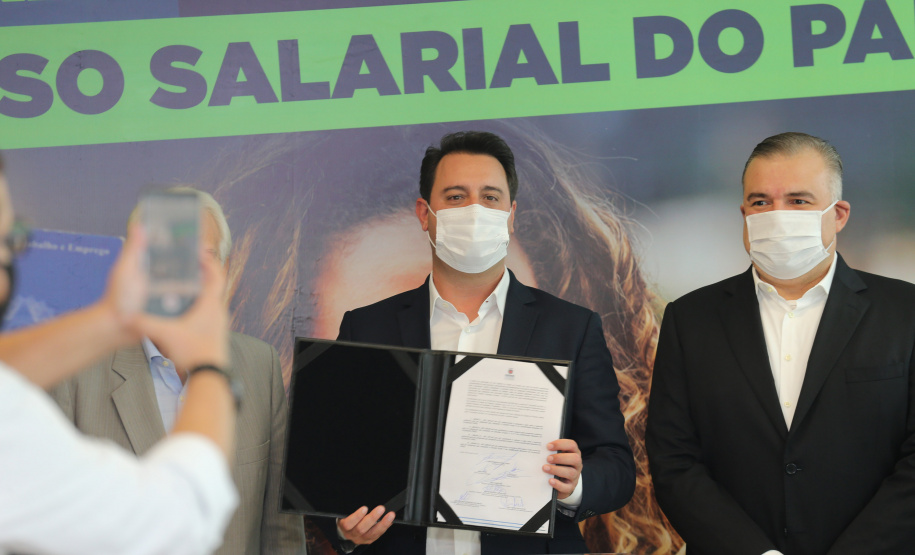 Minimo Regional O governador Carlos Massa Ratinho Junior assina nesta terca-feira (9), o reajuste do salário mínimo regional acompanhado do vice-governador Darci Piana, do secretario da Justiça, Família e Trabalho (Sejuf), Ney Leprevost e do chefe da Casa Civil, Guto Silva. Curitiba, 09/02/2021. Foto: Geraldo Bubniak/AEN