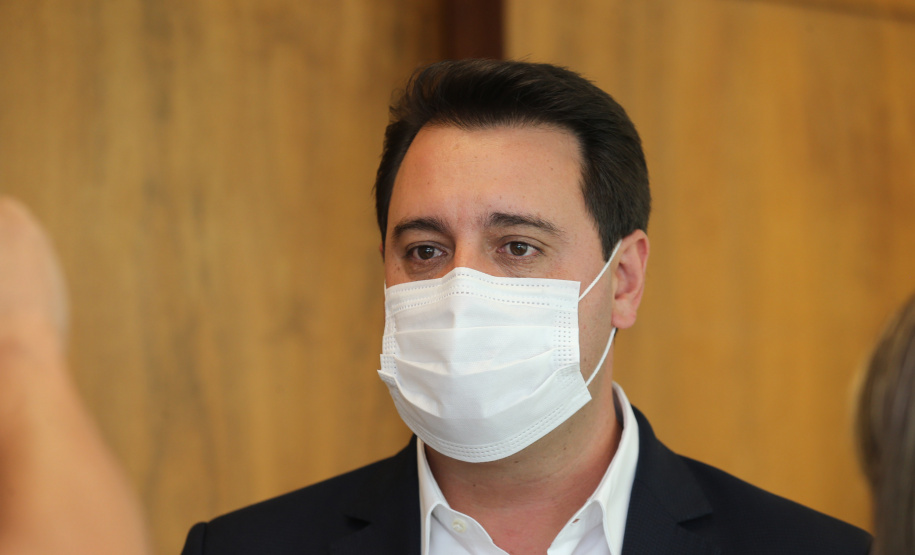 Minimo Regional O governador Carlos Massa Ratinho Junior assina nesta terca-feira (9), o reajuste do salário mínimo regional acompanhado do vice-governador Darci Piana, do secretario da Justiça, Família e Trabalho (Sejuf), Ney Leprevost e do chefe da Casa Civil, Guto Silva. Curitiba, 09/02/2021. Foto: Geraldo Bubniak/AEN