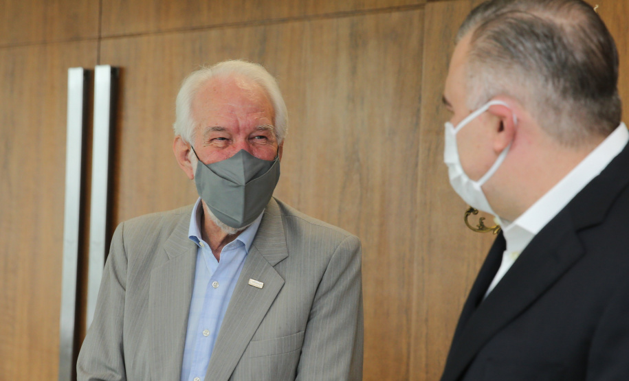 Minimo Regional O governador Carlos Massa Ratinho Junior assina nesta terca-feira (9), o reajuste do salário mínimo regional acompanhado do vice-governador Darci Piana, do secretario da Justiça, Família e Trabalho (Sejuf), Ney Leprevost e do chefe da Casa Civil, Guto Silva. Curitiba, 09/02/2021. Foto: Geraldo Bubniak/AEN