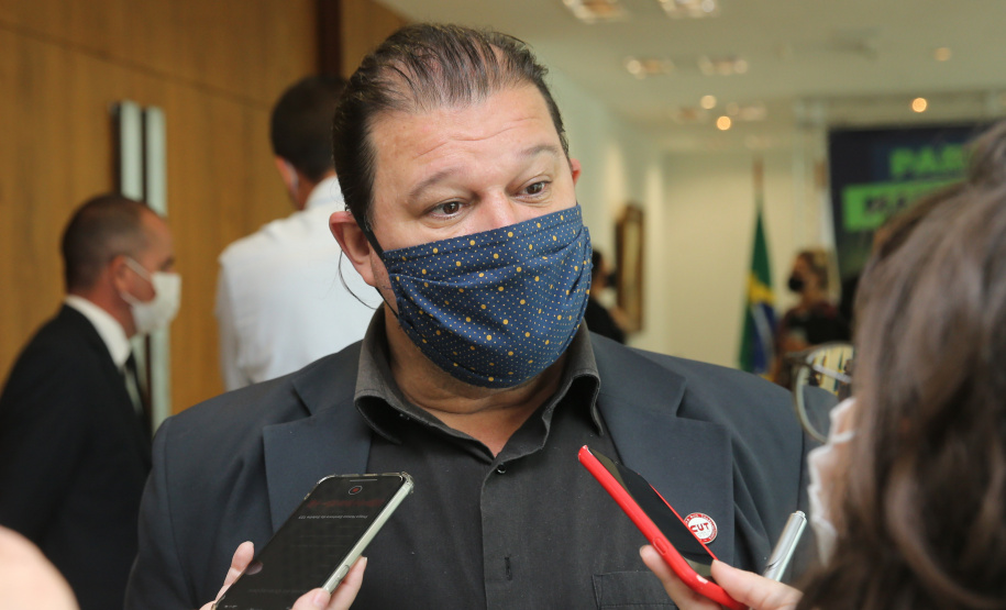 Minimo Regional O governador Carlos Massa Ratinho Junior assina nesta terca-feira (9), o reajuste do salário mínimo regional acompanhado do vice-governador Darci Piana, do secretario da Justiça, Família e Trabalho (Sejuf), Ney Leprevost e do chefe da Casa Civil, Guto Silva. Curitiba, 09/02/2021. Foto: Geraldo Bubniak/AEN