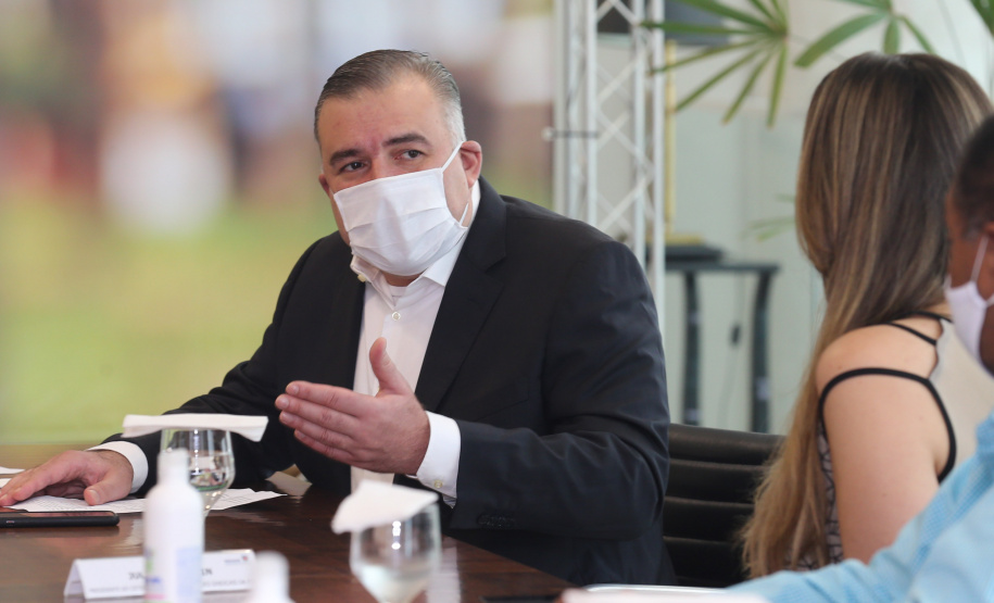 Minimo Regional O governador Carlos Massa Ratinho Junior assina nesta terca-feira (9), o reajuste do salário mínimo regional acompanhado do vice-governador Darci Piana, do secretario da Justiça, Família e Trabalho (Sejuf), Ney Leprevost e do chefe da Casa Civil, Guto Silva. Curitiba, 09/02/2021. Foto: Geraldo Bubniak/AEN