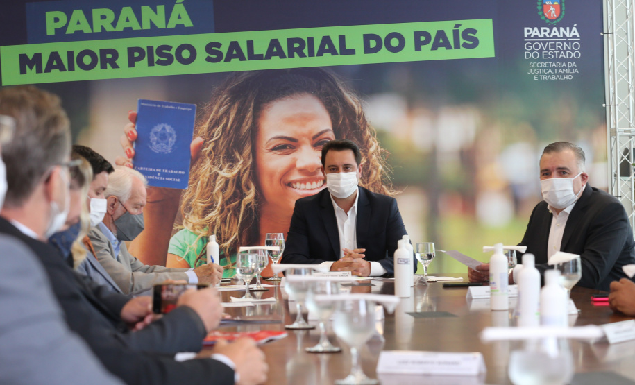 Minimo Regional O governador Carlos Massa Ratinho Junior assina nesta terca-feira (9), o reajuste do salário mínimo regional acompanhado do vice-governador Darci Piana, do secretario da Justiça, Família e Trabalho (Sejuf), Ney Leprevost e do chefe da Casa Civil, Guto Silva. Curitiba, 09/02/2021. Foto: Geraldo Bubniak/AEN