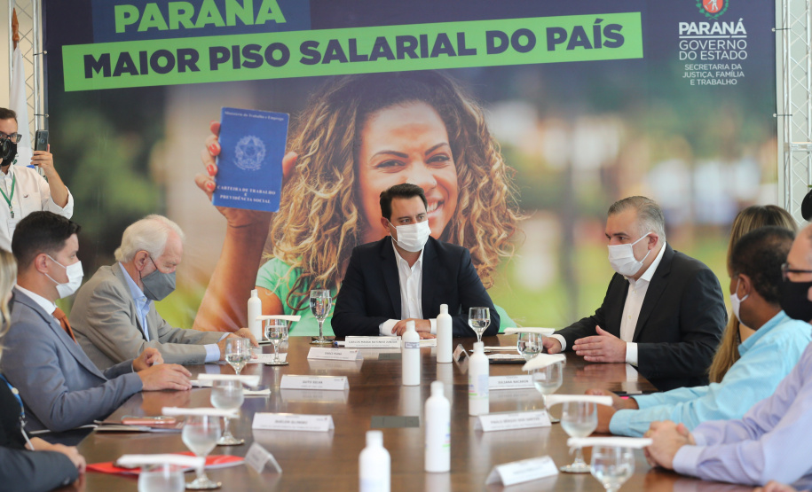 Minimo Regional O governador Carlos Massa Ratinho Junior assina nesta terca-feira (9), o reajuste do salário mínimo regional acompanhado do vice-governador Darci Piana, do secretario da Justiça, Família e Trabalho (Sejuf), Ney Leprevost e do chefe da Casa Civil, Guto Silva. Curitiba, 09/02/2021. Foto: Geraldo Bubniak/AEN
