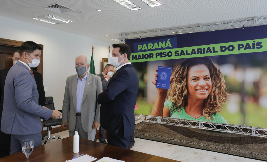 O governador Carlos Massa Ratinho Junior ratificou nesta terça-feira (9) os novos valores do salário mínimo regional do Paraná, que se mantém como o maior do País. Dividido em quatro faixas salariais, que variam de R$ 1.467,40 a R$ 1.696,20, conforme a categoria, o reajuste foi aprovado pelo Conselho Estadual do Trabalho, Emprego e Renda (Ceter), vinculado à Secretaria de Estado da Justiça, Família e Trabalho.
