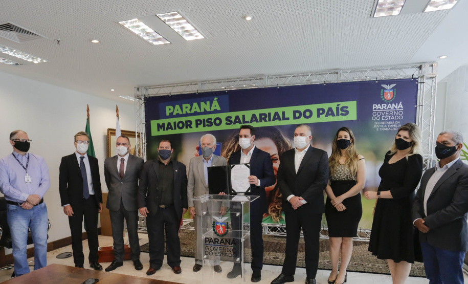 O governador Carlos Massa Ratinho Junior ratificou nesta terça-feira (9) os novos valores do salário mínimo regional do Paraná, que se mantém como o maior do País. Dividido em quatro faixas salariais, que variam de R$ 1.467,40 a R$ 1.696,20, conforme a categoria, o reajuste foi aprovado pelo Conselho Estadual do Trabalho, Emprego e Renda (Ceter), vinculado à Secretaria de Estado da Justiça, Família e Trabalho.