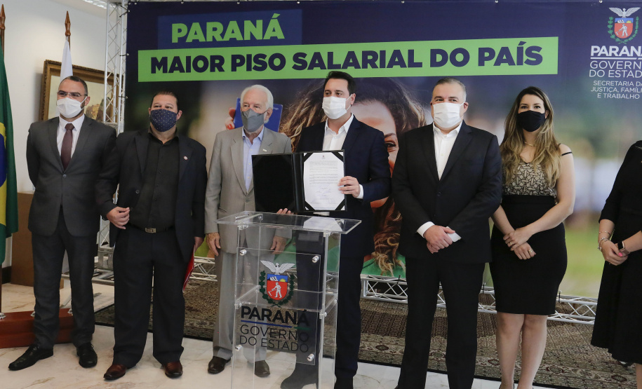 O governador Carlos Massa Ratinho Junior ratificou nesta terça-feira (9) os novos valores do salário mínimo regional do Paraná, que se mantém como o maior do País. Dividido em quatro faixas salariais, que variam de R$ 1.467,40 a R$ 1.696,20, conforme a categoria, o reajuste foi aprovado pelo Conselho Estadual do Trabalho, Emprego e Renda (Ceter), vinculado à Secretaria de Estado da Justiça, Família e Trabalho.