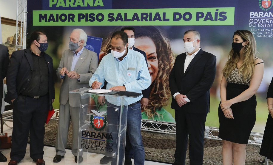 O governador Carlos Massa Ratinho Junior ratificou nesta terça-feira (9) os novos valores do salário mínimo regional do Paraná, que se mantém como o maior do País. Dividido em quatro faixas salariais, que variam de R$ 1.467,40 a R$ 1.696,20, conforme a categoria, o reajuste foi aprovado pelo Conselho Estadual do Trabalho, Emprego e Renda (Ceter), vinculado à Secretaria de Estado da Justiça, Família e Trabalho.